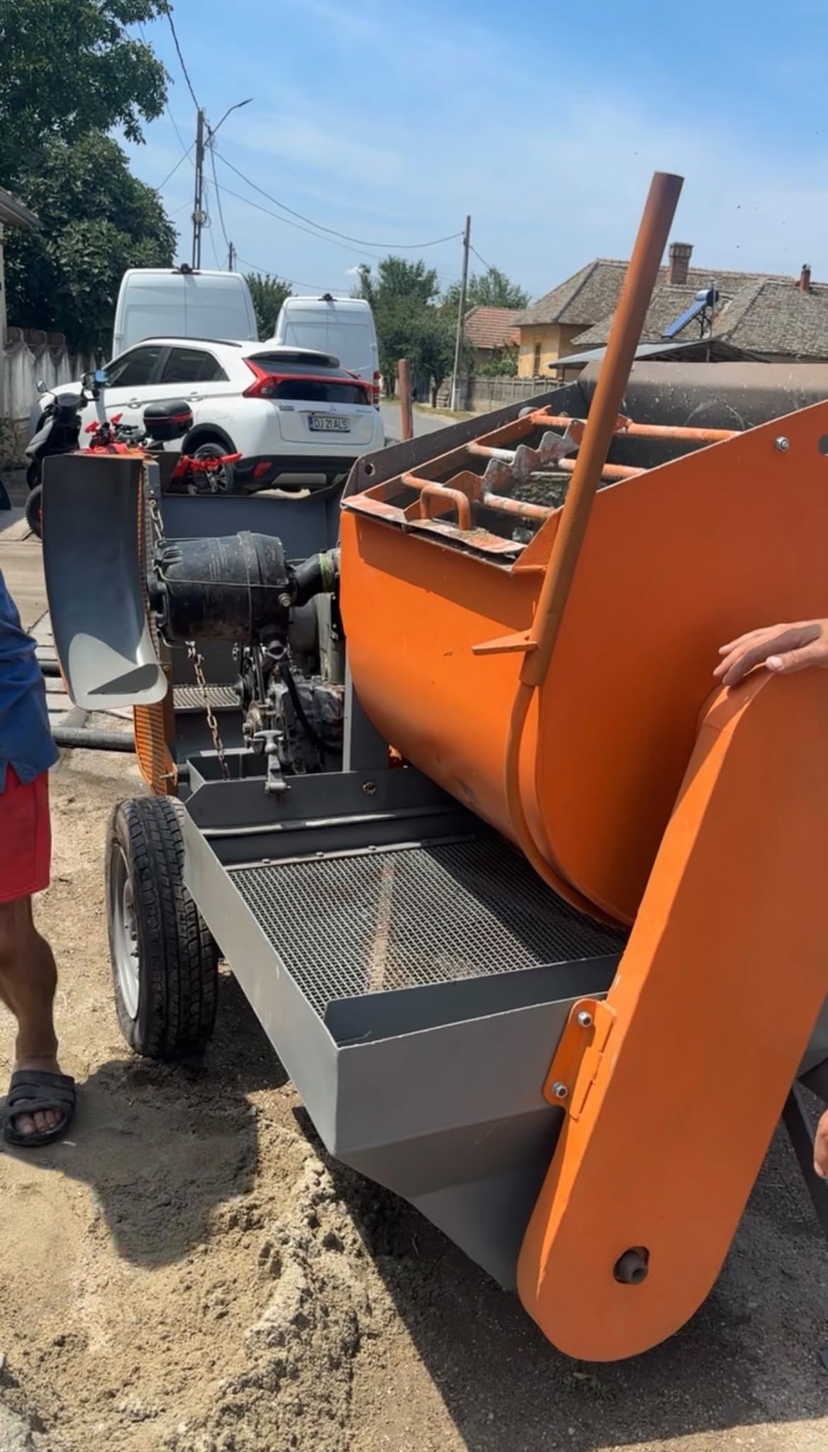 Utilajul portocaliu folosit pentru pregătirea și aplicarea materialului